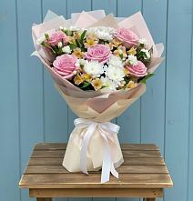 Букет цветов из:  Гвоздики, Орхидеи и Розы в Циолковском