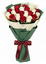 Букет Микс из красных и белых роз в Циолковском