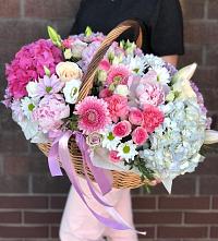 Композиция солнечный день в Циолковском Цветочная композиция из Розы, Хризантемы, Пионы и Лизиантусы в корзине в Циолковском