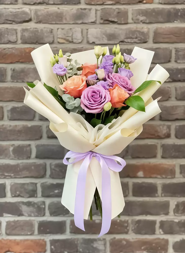 Букет цветов из: Лизиантусы и Розы в Циолковском