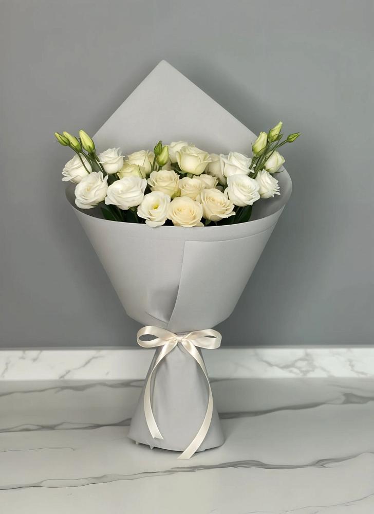 Букет цветов из: Розы и Лизиантусы в Циолковском