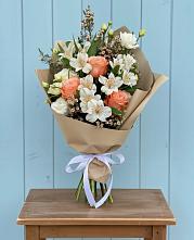 Букет цветов из:  Альстромерии, Лизиантусы, Розы и Хризантемы в Циолковском