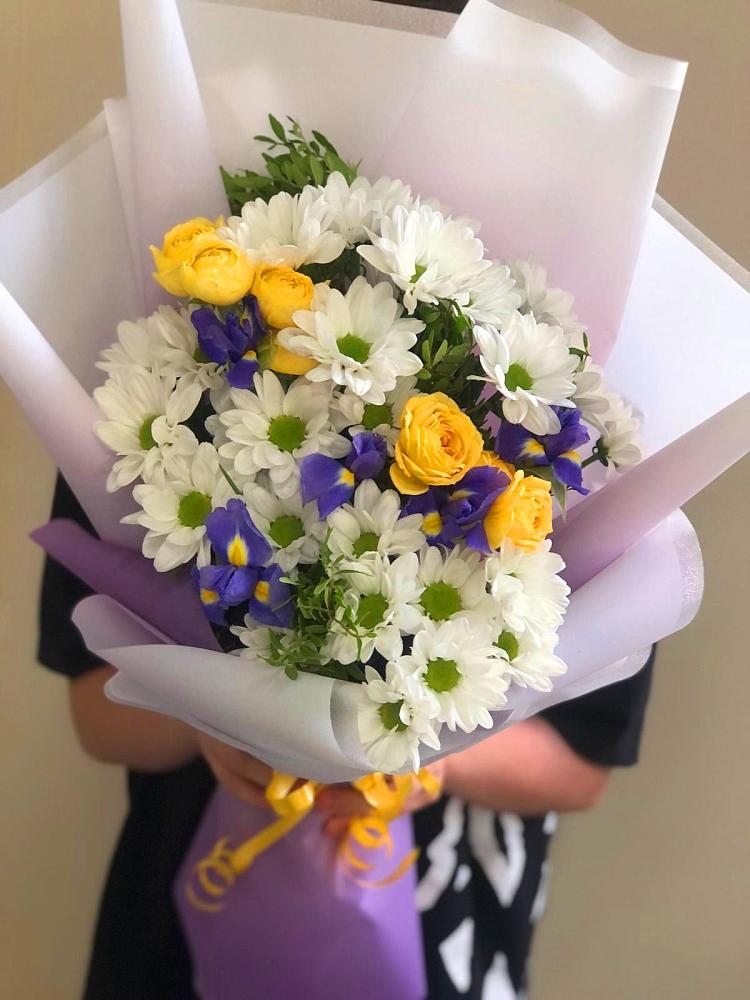 Букет цветов из: Ирисы, Хризантемы и Розы в Циолковском