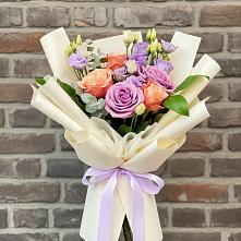 Букет цветов из:  Лизиантусы и Розы в Циолковском