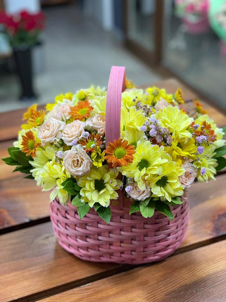 Цветочная композиция из Хризантемы и Розы в корзине в Циолковском