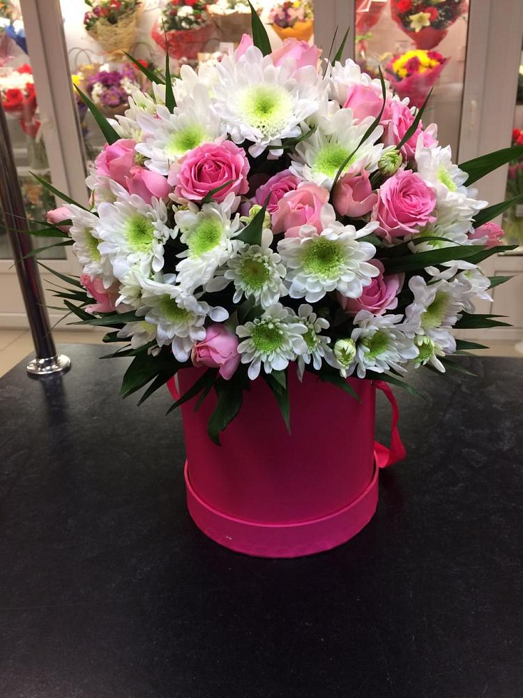 Цветочная композиция из Розы и Хризантемы в шляпной коробке в Циолковском