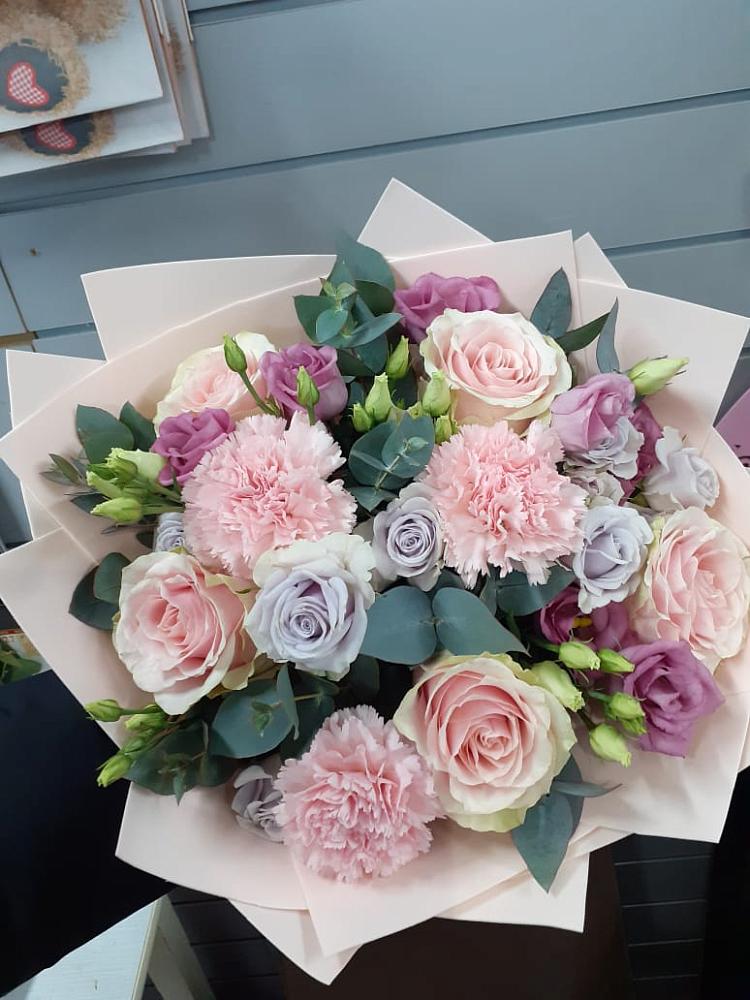 Букет цветов из: Розы, Гвоздики и Лизиантусы в Циолковском